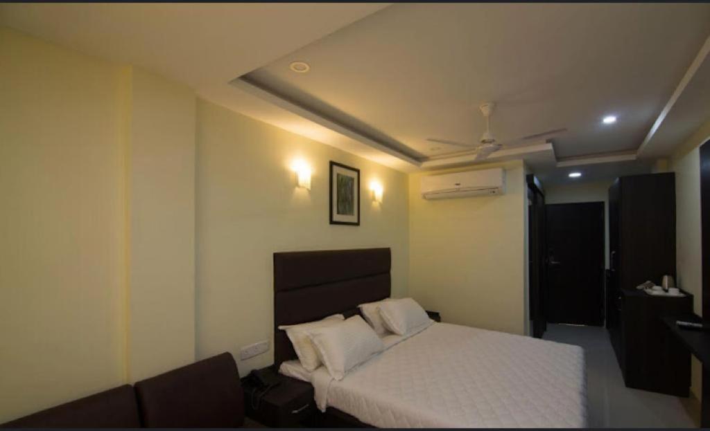 Ample Yard Hotell Chennai Exteriör bild