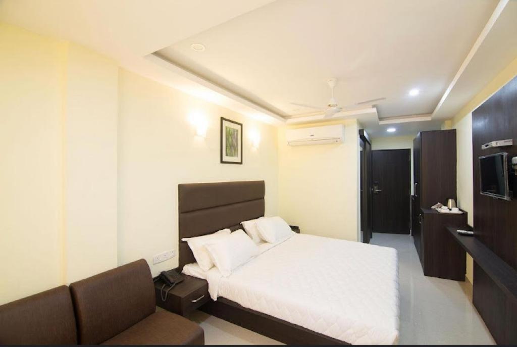 Ample Yard Hotell Chennai Exteriör bild