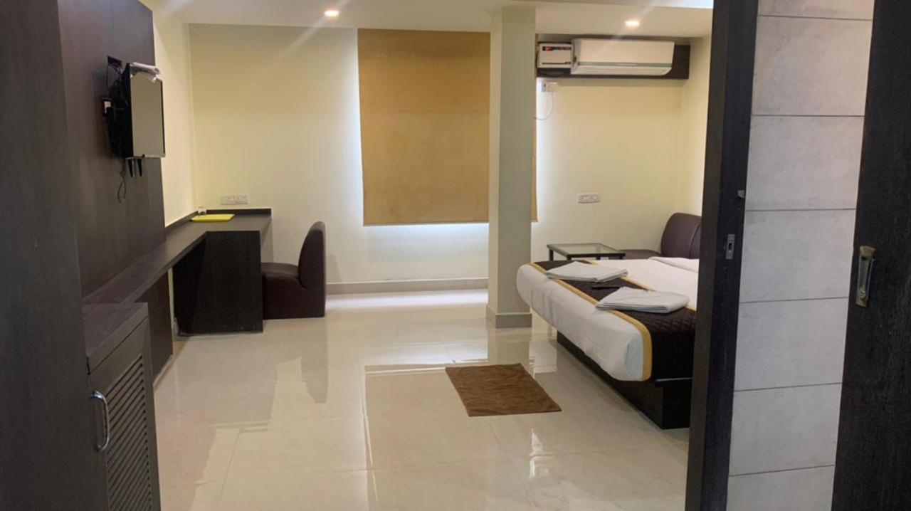 Ample Yard Hotell Chennai Exteriör bild